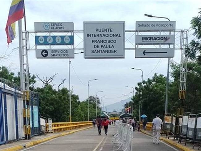 Habilitan paso peatonal sin restricción por el puente  Francisco de Paula Santander. Foto: Colprensa