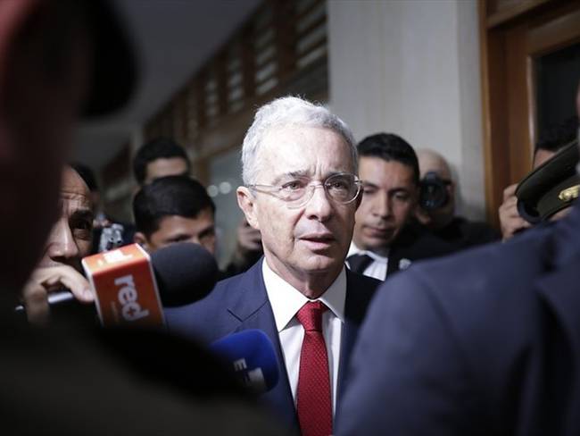 Los dos magistrados que tienen la suerte judicial de Álvaro Uribe en sus manos