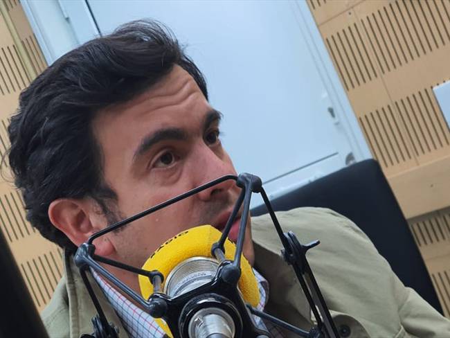 El senador Rodrigo Lara le responde al alcalde de Bogotá, Enrique Peñalosa, quien asegura que lo critica porque no le dio puestos.. Foto: W Radio