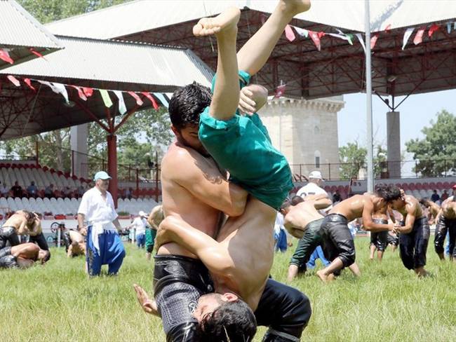 Los luchadores turcos que buscan la gloria embadurnados en aceite. Foto: Agencia Anadolu