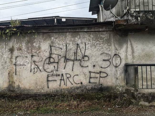 Varias fachadas de las viviendas han sido marcadas con letreros del ELN y la Segunda Marquetalia. Crédito: Red de Apoyo Cauca.