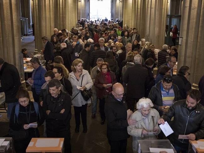 Hasta las 20H (18H00 GMT), cerca de 37 millones de españoles estaban llamados a elegir los 350 diputados de la cámara baja y 208 de los 266 senadores. Foto: Associated Press - AP