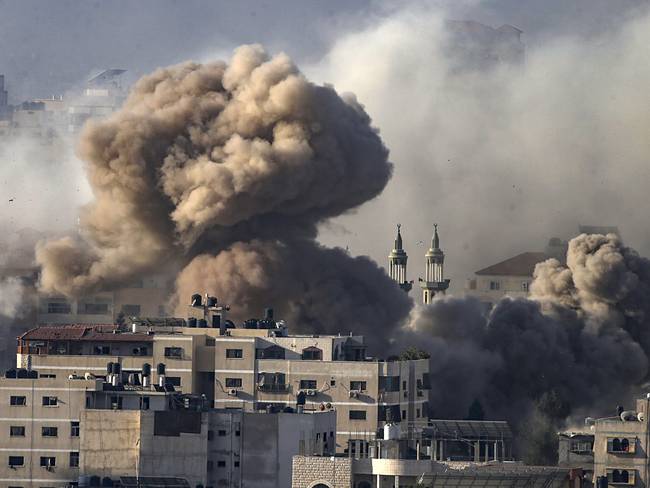 -FOTODELDÍA- GAZA, 20/10/2023.- El humo se eleva sobre el barrio de Tal Al-Hawa en Gaza este viernes tras el ataque aéreo que ha recibido por los israelís. Más de 3700 palestinos y 1400 israelís han sido asesinados desde el pasado siete de octubre. EFE/ Mohammed Saber