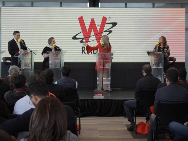Claudia López, Ángela María Robledo, Marta Lucía Ramírez, Juan Carlos Pinzón y Clara López debaten en La W. Foto: La WCon Vicky Dávila