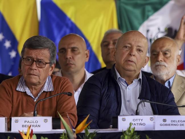 Los jefes negociadores del ELN, Pablo Beltrán (izq) y del Gobierno colombiano, Otty Patiño (der).  (Foto: Pedro Rances Mattey/Anadolu Agency via Getty Images)