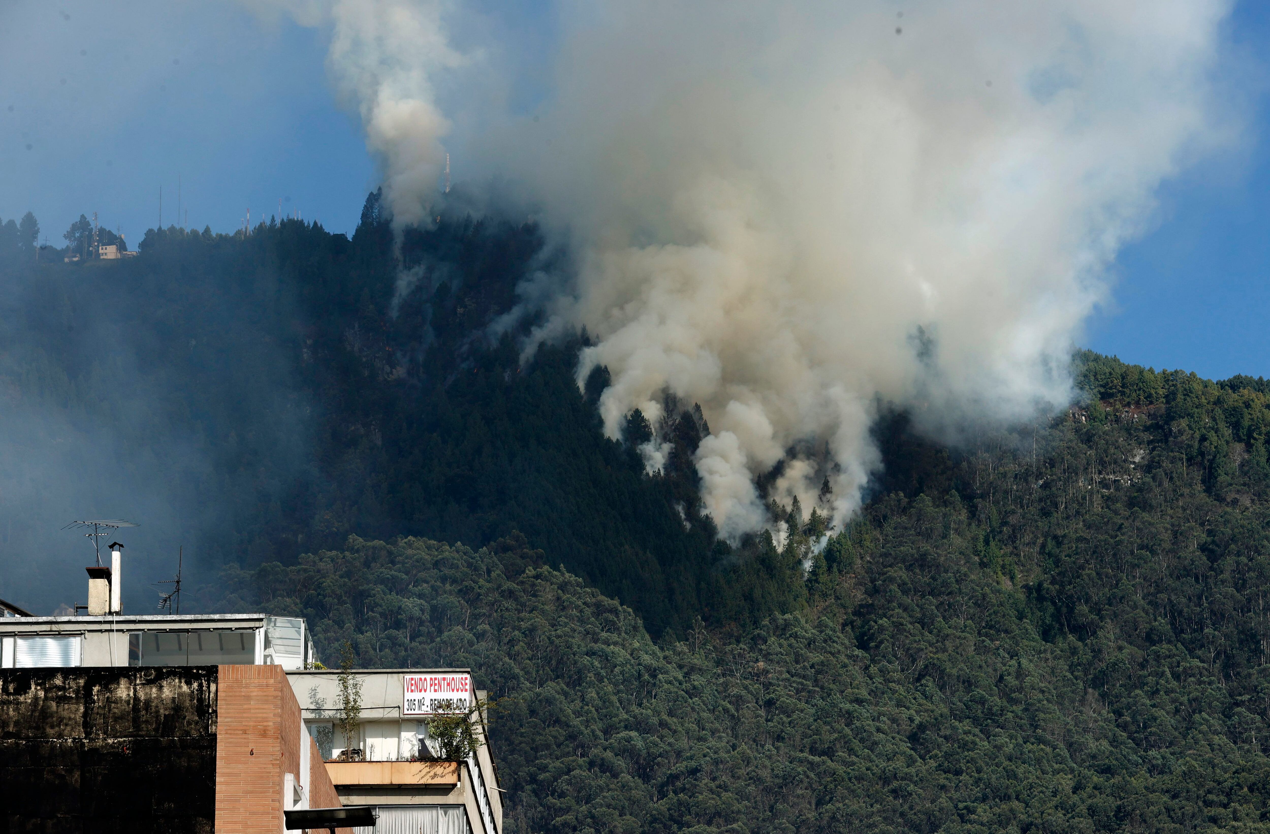¿Podrían verse afectadas las transmisiones de emisoras por incendio en el cerro El Cable?