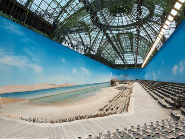 Chanel convirtió el Grand Palais de París en una playa para presentar su nueva colección. Foto: Cortesía