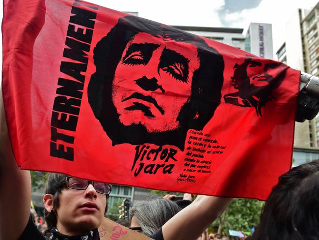 Bandera en honor a Víctor Jara en Chile | Foto: GettyImages