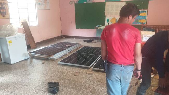Con la ayuda del Ejército Nacional, arrancó la instalación del panel solar para hacer realidad un gran sueño: que los niños tengan energía.