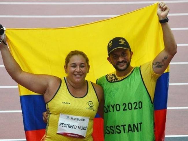 Yesennia Restrepo y Esteban Aguirre celebran en la pista del Estadio Olímpico de Tokio con el tricolor en alto y mucha felicidad. . Foto: Twitter: @COLparalimpico