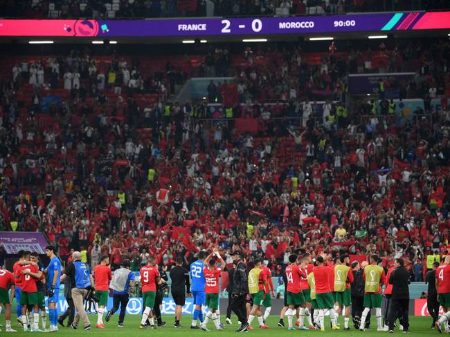 Selección de Marruecos agradece a su afición tras derrota frente a Francia en las semifinales del Mundial de Qatar 2022. Foto: FRANCK FIFE/AFP via Getty Images