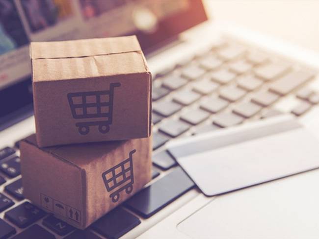 Las compras por internet se han convertido en una opción para quienes están desde sus casas.. Foto: Getty Images