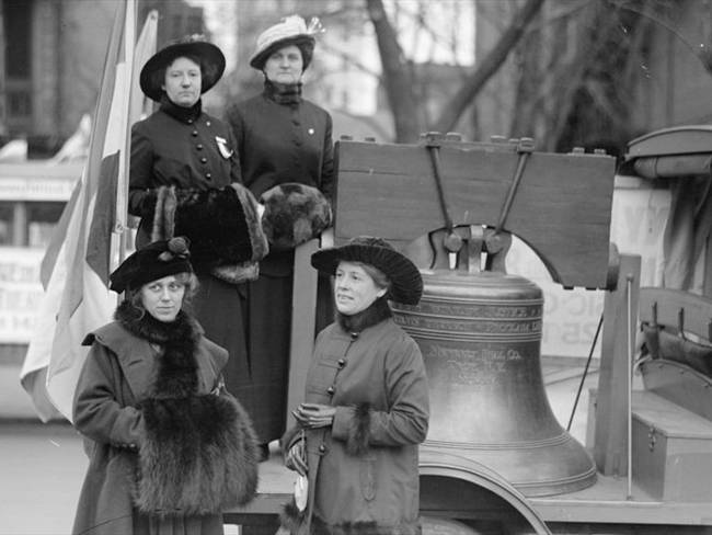 Las ‘Suffragettes’ frente a una réplica de la Campana de la Libertad que las acompañó durante un desfile en 1814. Foto: Getty Images