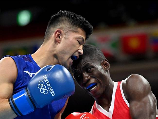 Boxeadores Ryomei Tanaka  y Yuberjen Martínez en los cuartos de final de los Juegos Olímpicos Tokio 2020. Foto: Luis Robayo - Pool/Getty Images