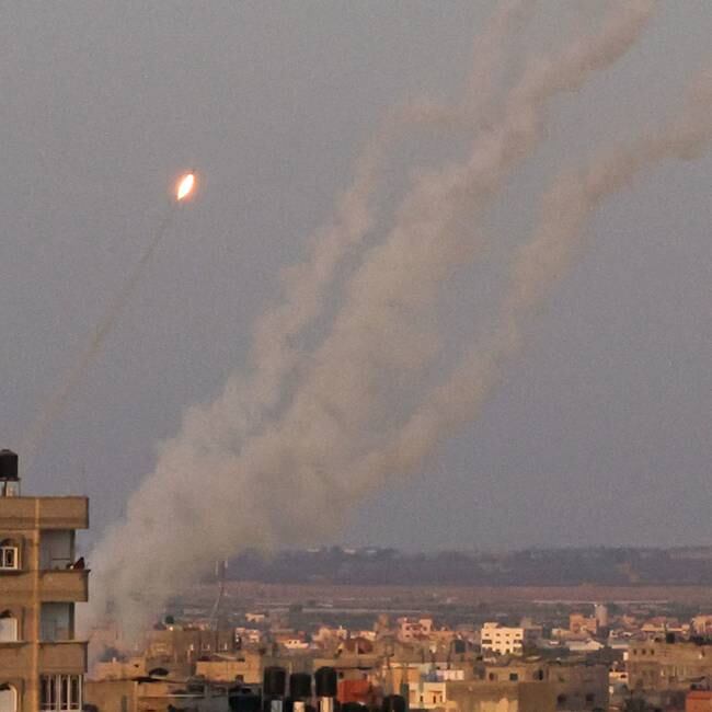 Se dispara una salva de cohetes desde la ciudad de Gaza hacia Israel, el 7 de agosto de 2022. (Photo by SAID KHATIB / AFP) (Photo by SAID KHATIB/AFP via Getty Images)