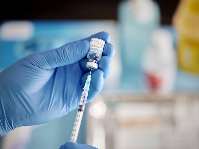 Reino Unido es el primer país en aprobar una vacuna bivalente contra COVID-19