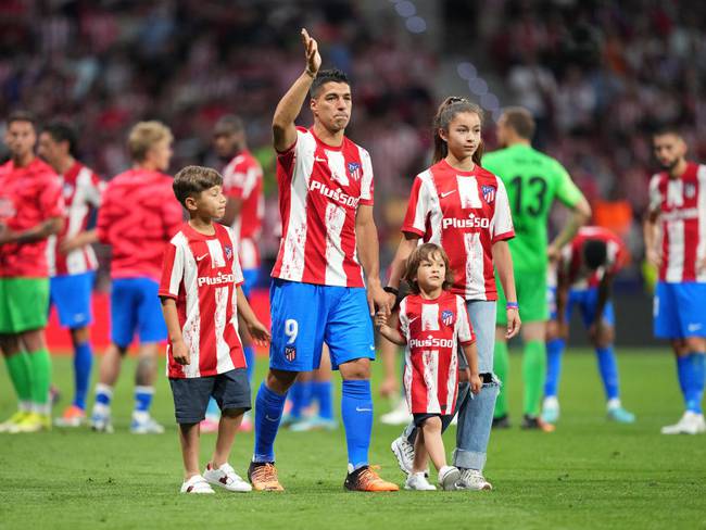 Luis Suarez se despide del Atlético de Madrid. (Photo by Juan Manuel Serrano Arce/Getty Images)