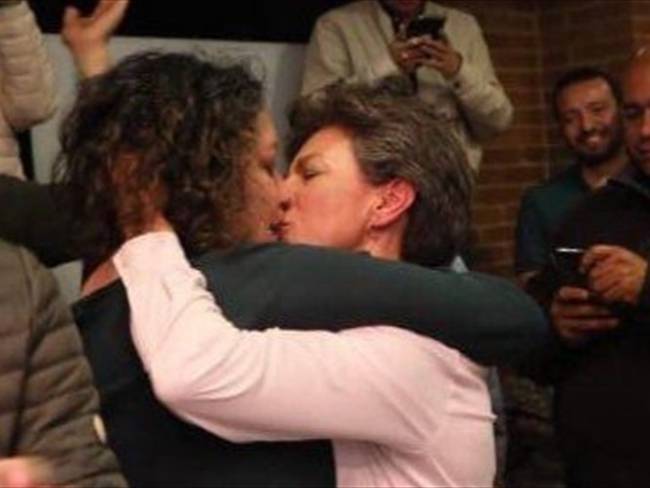 La respuesta de Claudia López a Salud Hernández por el beso con su pareja Angélica Lozano