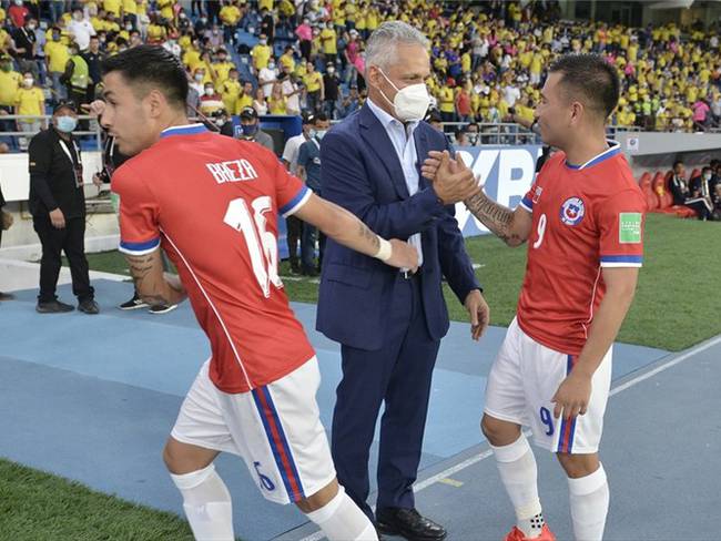 Reinaldo Rueda, técnico de la Selección Colombia, saludándose con Jean Meneses. Foto: Gabriel Aponte/Getty Images