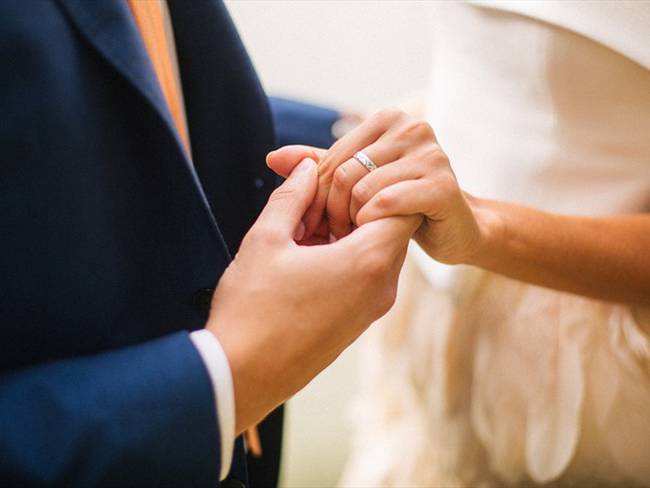 Imagen de referencia de un matrimonio. Foto: Getty Images / JovanaT
