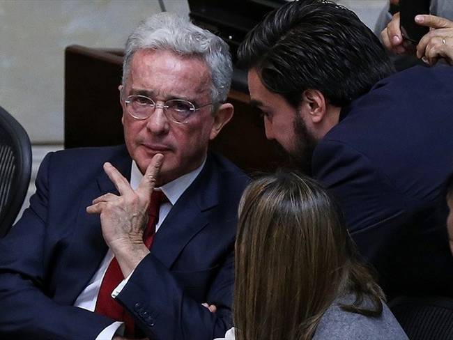 Al expresidente Álvaro Uribe se le adelante un proceso por supuesta manipulación de testigos. Foto: Colprensa.