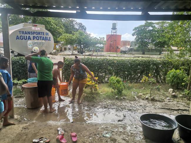Entrega de agua potable a las familias afectadas/ Bomberos Zona Bananera