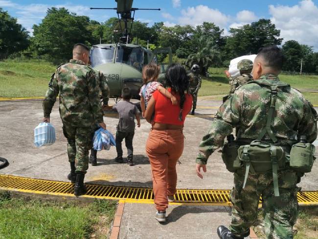 Rescatan a mujer y sus dos hijos en la zona del Catatumbo -foto cortesía Ejército Nacional