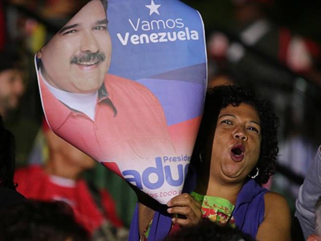 Venezolanos apoyando a Maduro al recibir los resultados de las elecciones. Foto: Getty Images