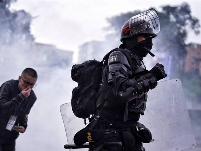 El Tribunal Superior de Bogotá dio vía libre al uso de gases lacrimógenos por parte de los miembros de la Policía Nacional para controlar las manifestaciones. Foto: Getty Images / DIEGO CUEVAS