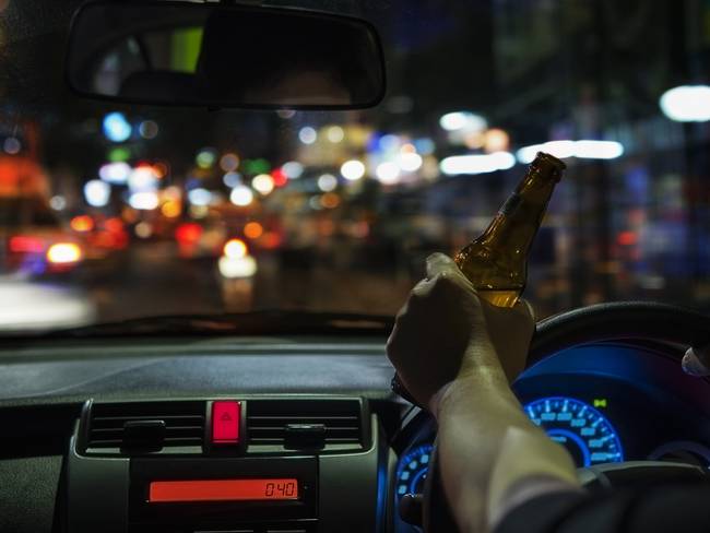 Imagen de referencia de conductor tomando alcohol. Foto: Getty Images.