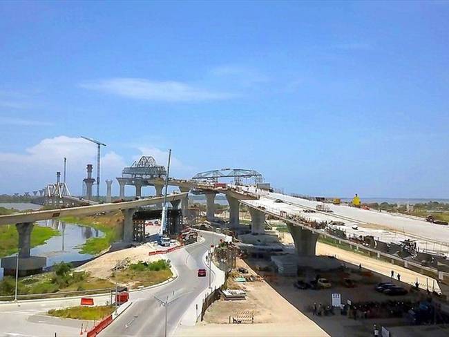 El ingeniero civil Rodrigo Grass ha denunciado una serie de fisuras y grietas en las bases de la estructura del nuevo puente Pumarejo que se construye en Barranquilla. Foto: Colprensa