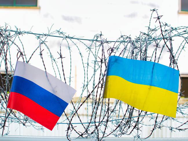 Banderas de Rusia y Ucrania. Foto: Getty Images