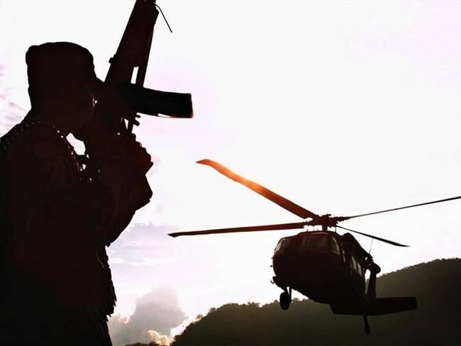 El senador Wilson Arias denunció, a través de redes sociales, que un helicóptero del Ejército Nacional habría aterrizado en el campo desprotegido del SENA. Foto: Getty Images / FERNANDO VERGARA