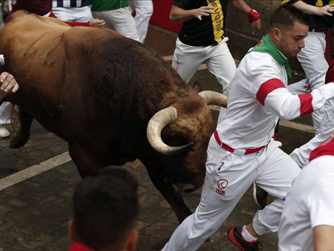 Las personas participan en actividades variadas después del &quot;Encierro&quot;, Correr de los Toros en el Festival de San Fermín, celebrado en Pamplona, España, el 9 de julio de 2017. Foto: Agencia Anadolu