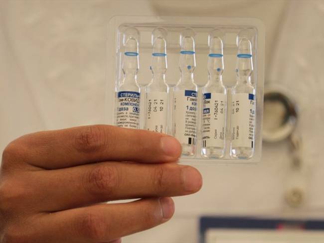 Vacunas anticovid se dañaron por desenchufar una nevera para cargar un celular. Foto: Getty Images