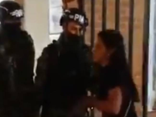 Mujer golpeó a soldado en el Cantón Norte de Bogotá. Foto: Captura de pantalla de video