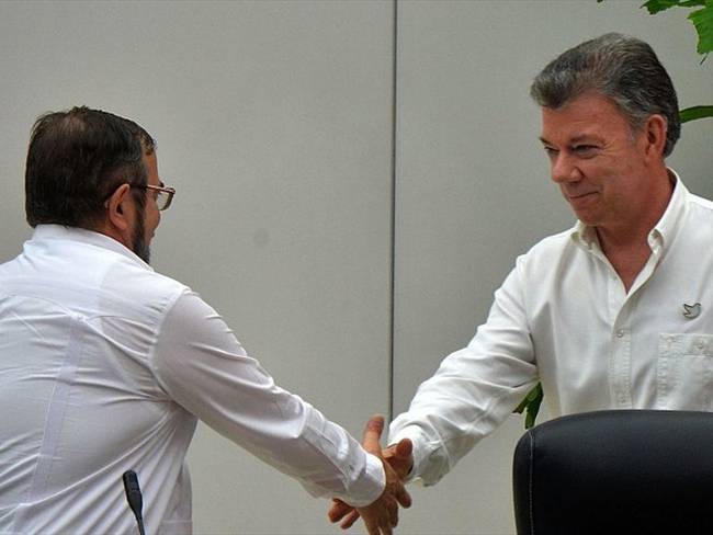 El expresidente de Colombia y el excomandante de las Farc manifestaron su optimismo frente a la implementación del acuerdo de paz, cinco años después de su firma. Foto: ADALBERTO ROQUE/AFP via Getty Images