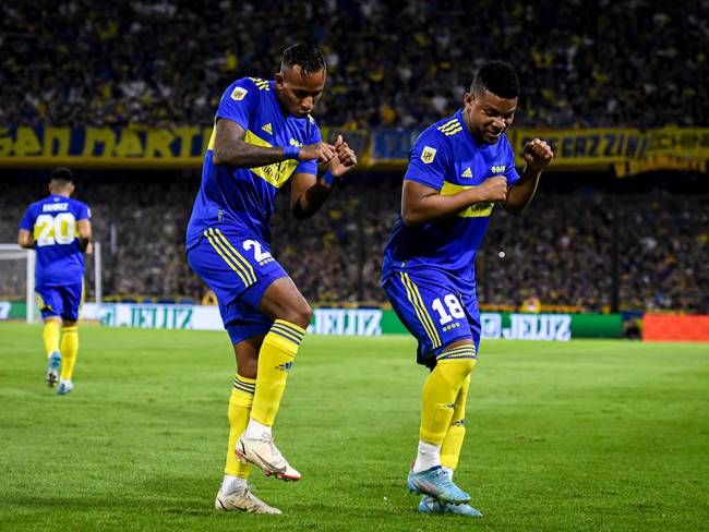 Sebastián Villa y Frank Fabra en el Boca Juniors de Argentina. (Photo by Marcelo Endelli/Getty Images)