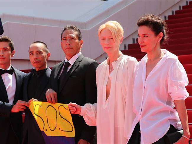 Actores de la película &#039;Memoria&#039; sosteniendo bandera colombiana en la alfombra roja del Gran Teatro Lumiere en Cannes. Foto: The Film Agency