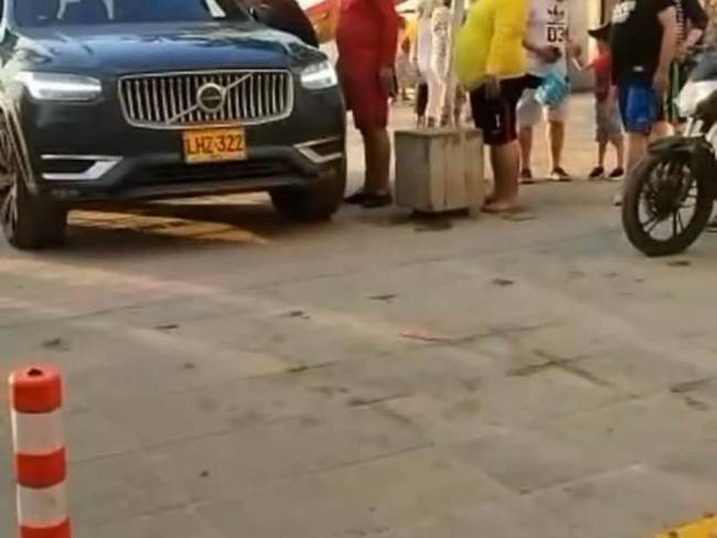 Vehículo invadiendo el camellón de El Rodadero / Alcaldía 