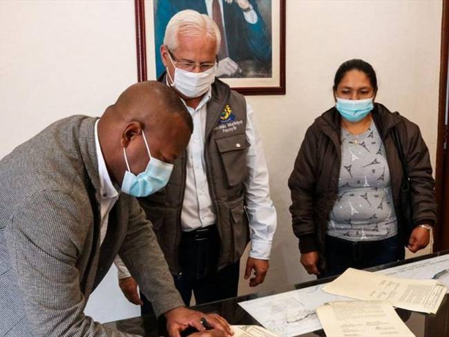 El gobernador del Cauca, Elías Larrahondo, y el alcalde de Popayán, Juan Carlos López, firmaron el acuerdo con los líderes de la protesta . Foto: Alcaldía de Popayán