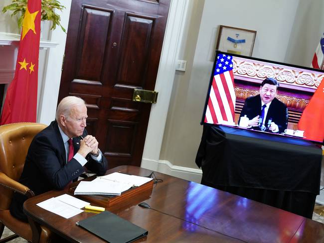 Imagen del encuentro virtual entre Joe Biden y Xi Jinping el pasado 15 de noviembre de 2021.(Photo by MANDEL NGAN / AFP) (Photo by MANDEL NGAN/AFP via Getty Images)