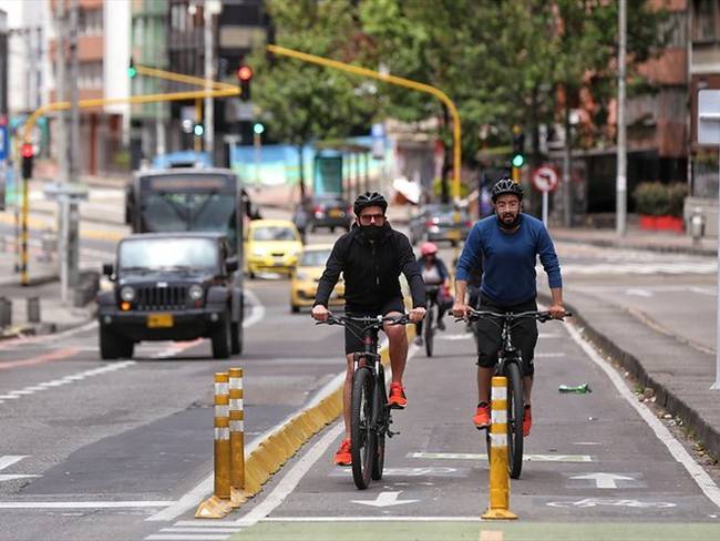 La Alcaldía de Bogotá expidió dos decretos que buscan mejorar la seguridad de los ciclistas en la ciudad. Foto: Colprensa