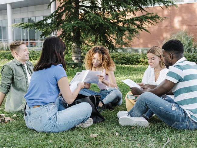 Estudiantes universitarios compartiendo en un campus. (Foto vía Getty Images)