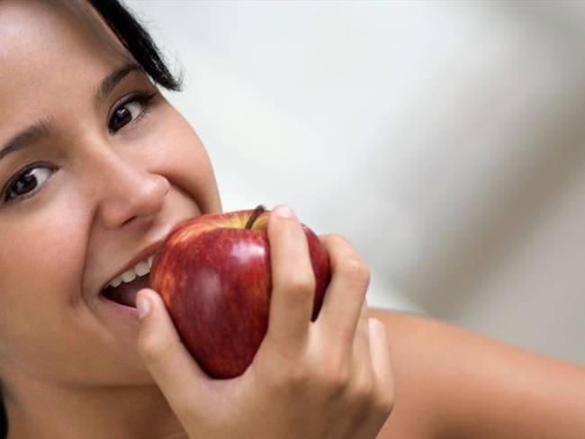 ¿Aun no es hora de almorzar o cenar? Una manzana te puede ayudar a calmar el hambre. Foto: Getty Images/iStock