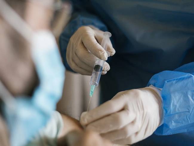 El Ministerio de Salud ordenó a las EPS aplicar la dosis de la vacuna 30 días después de la fecha de diagnóstico. Foto: Getty Images / XAVIER LORENZO