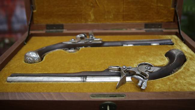Réplica de dos pistolas que pertenecieron al almirante español Blas de Lezo y Olavarrieta. Foto: EFE