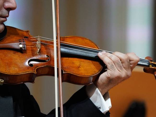 enfermedad papelería Tejido Profesor cordobés de violín trabaja en la Orquesta Sinfónica en Alabama en  EE.UU.