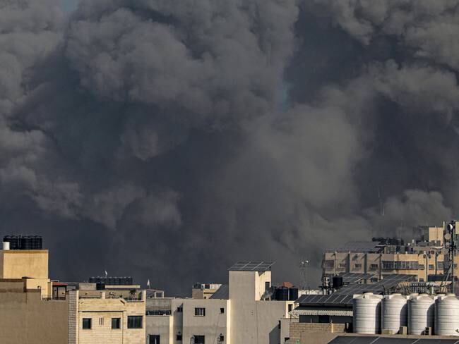 Gaza, 06/11/2023.- Una columna de humo se eleva tras un ataque aéreo israelí en el norte de la Franja de Gaza, este lunes. Más de 9.700 palestinos y al menos 1.400 israelíes han muerto, según las Fuerzas de Defensa de Israel (FDI) y la autoridad sanitaria palestina, desde que militantes de Hamás lanzaron un ataque contra Israel desde la Franja de Gaza el 7 de octubre.EFE/MOHAMMED SABER