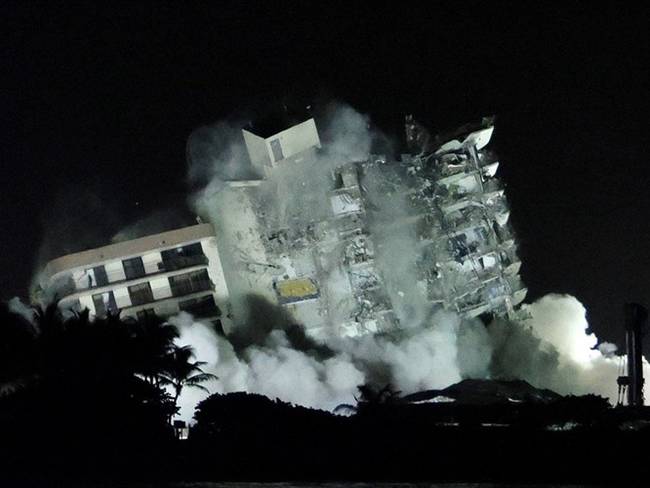 Momento de la demolición del edificio Champlain Towers South en Florida. Foto: Joe Raedle/Getty Images